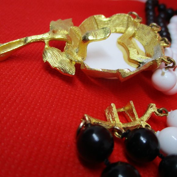 HUGE FLOWER CLASP Four Knotted Strand Lucite Black And White Beaded Necklace - Picture 6 of 12